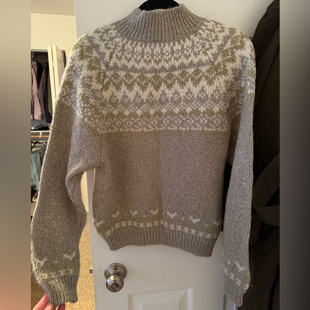 D.D Sloane, size Medium.